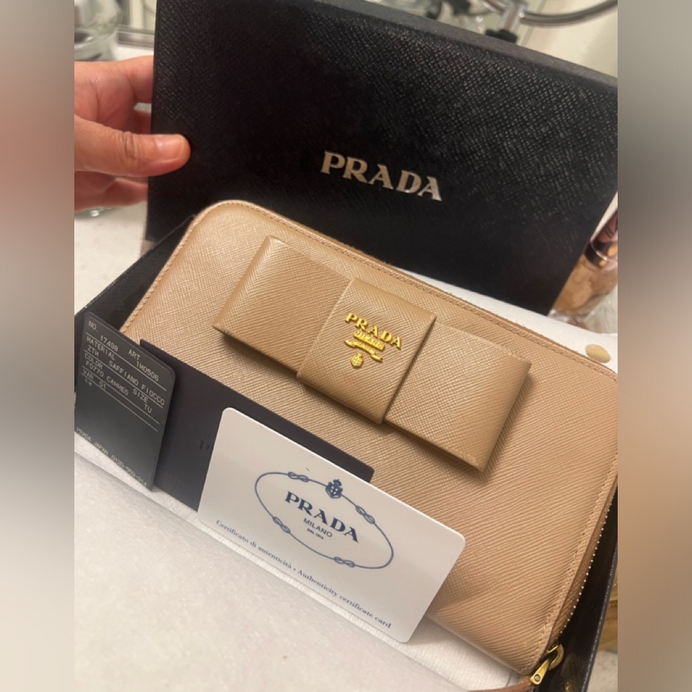 PRADA zippy long wallet !🎉❤️